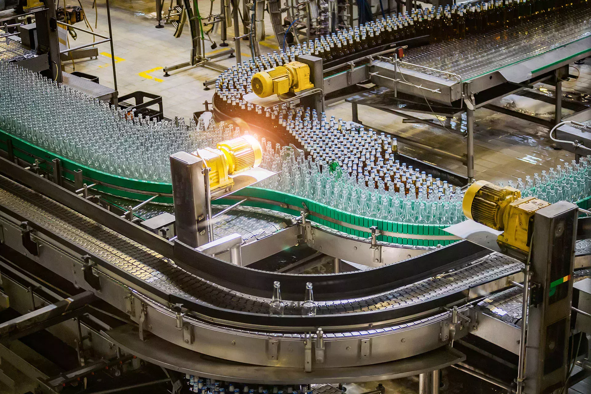 Botellas de vidrio en la línea de producción