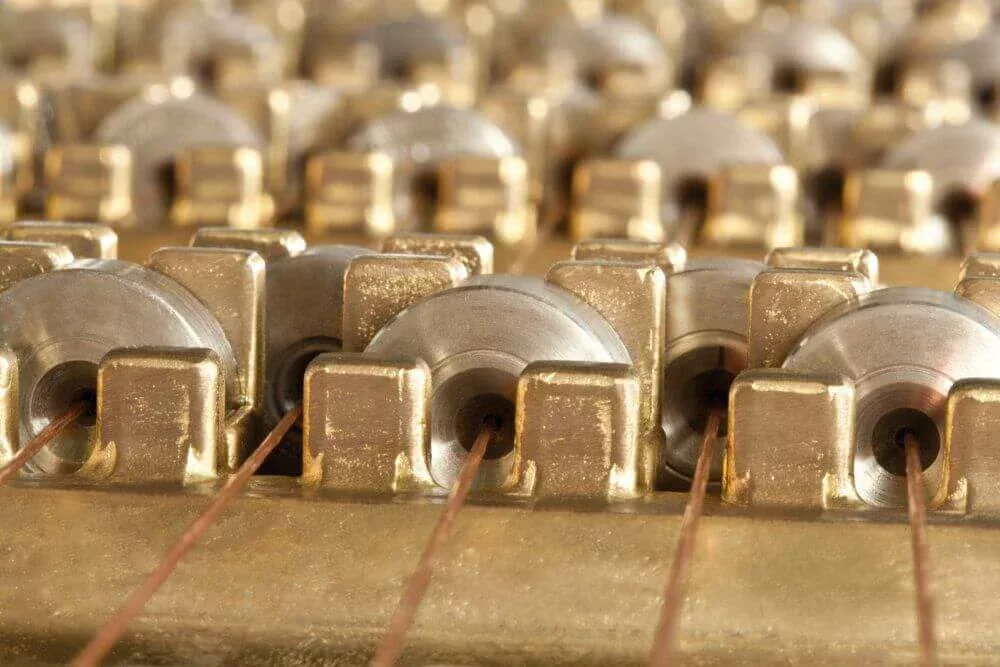 Primer plano de un polipasto de alambre de cobre