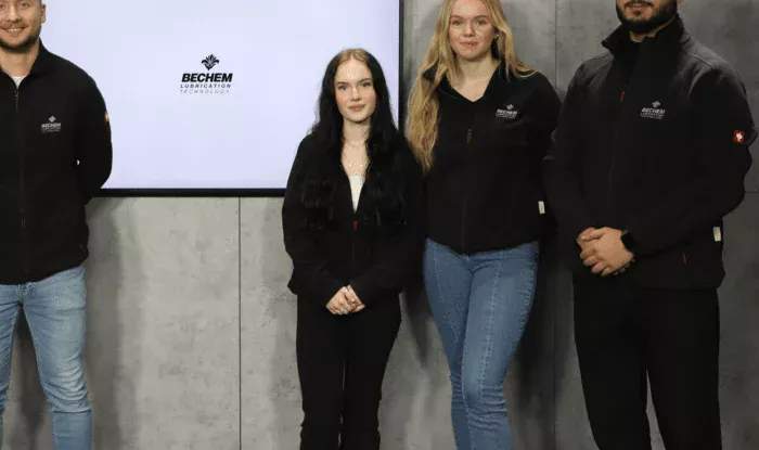 Cuatro personas se sitúan en el estudio de cine y presentan