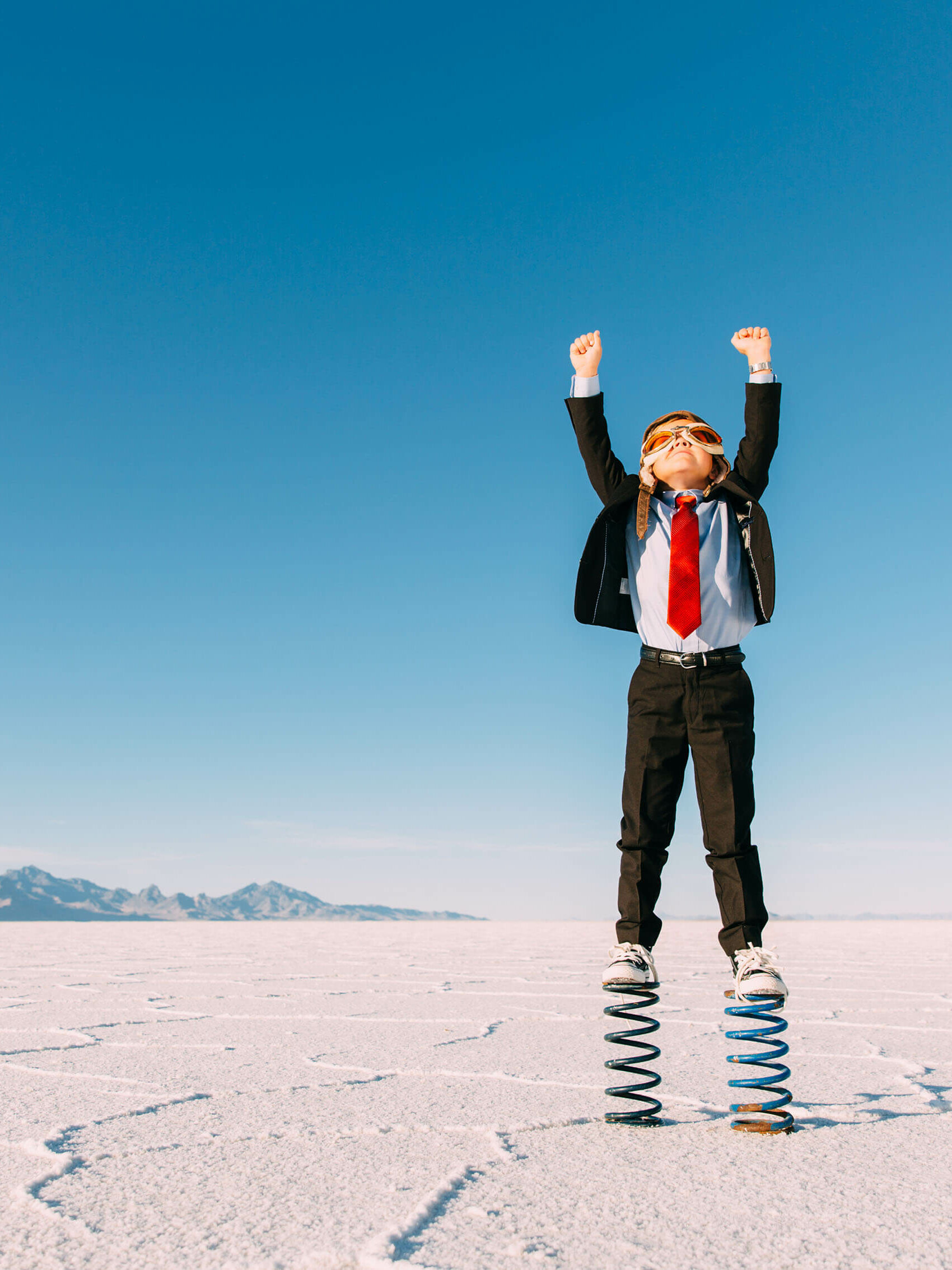 El niño salta en el aire.