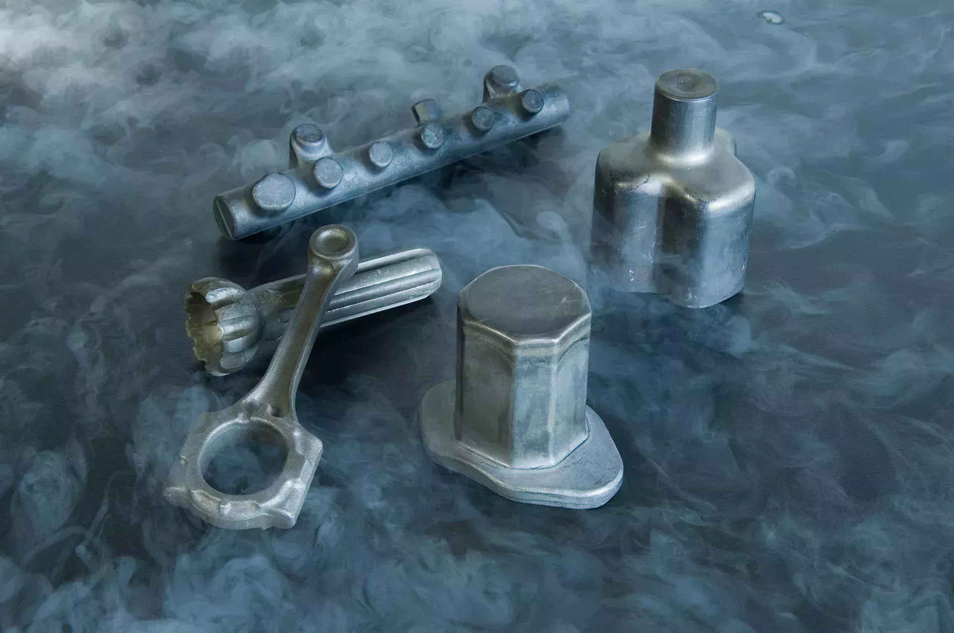 Productos semiacabados sobre fondo gris