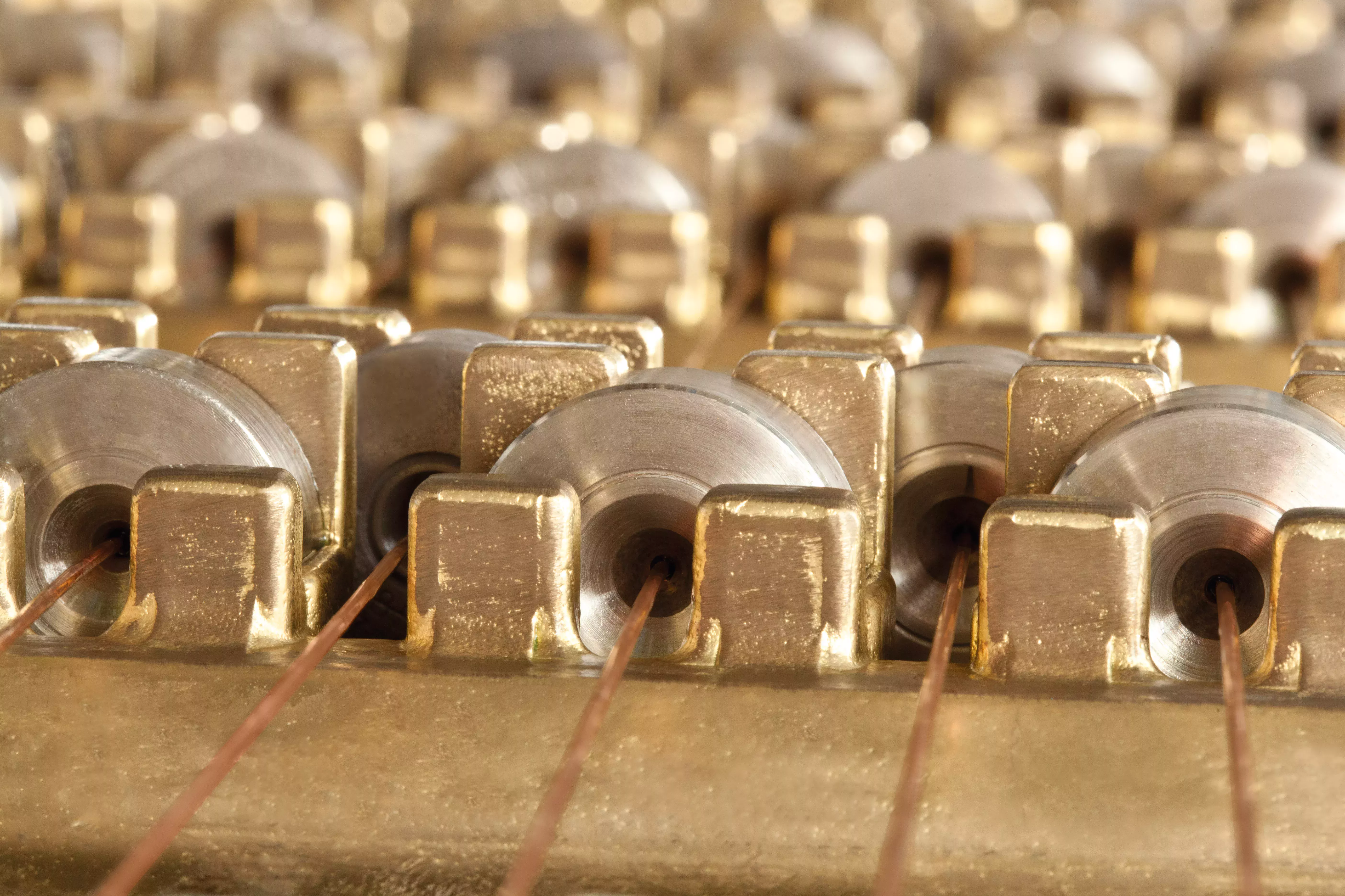 Primer plano de un polipasto de alambre de cobre