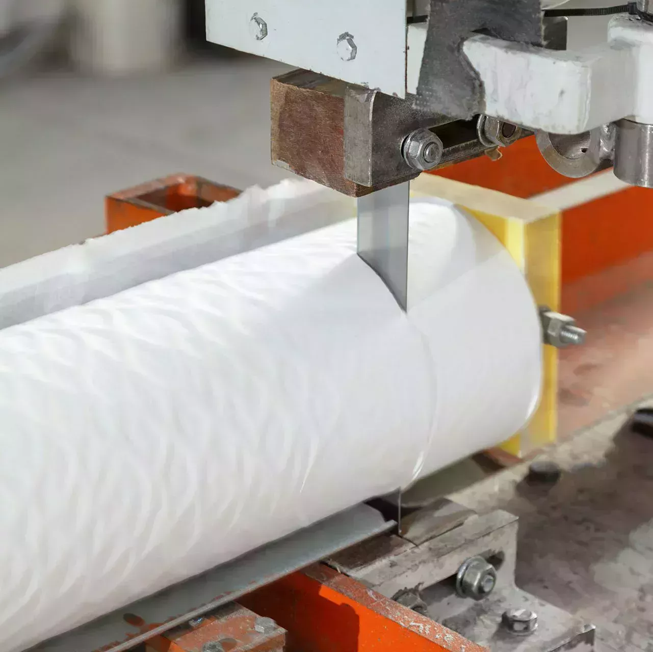 El rollo de papel se corta a máquina