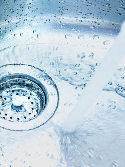 Bandeja de acero inoxidable con desagüe