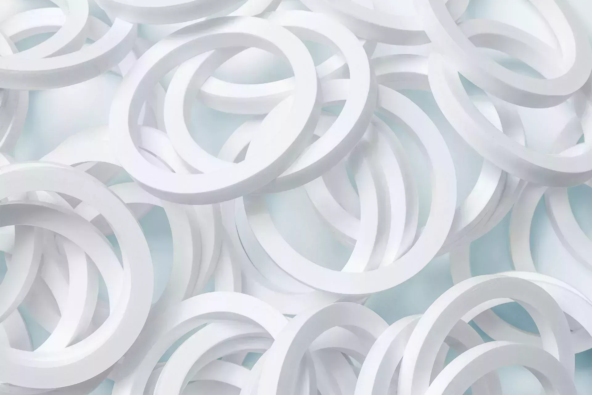 Muchas juntas tóricas blancas sobre fondo azul claro