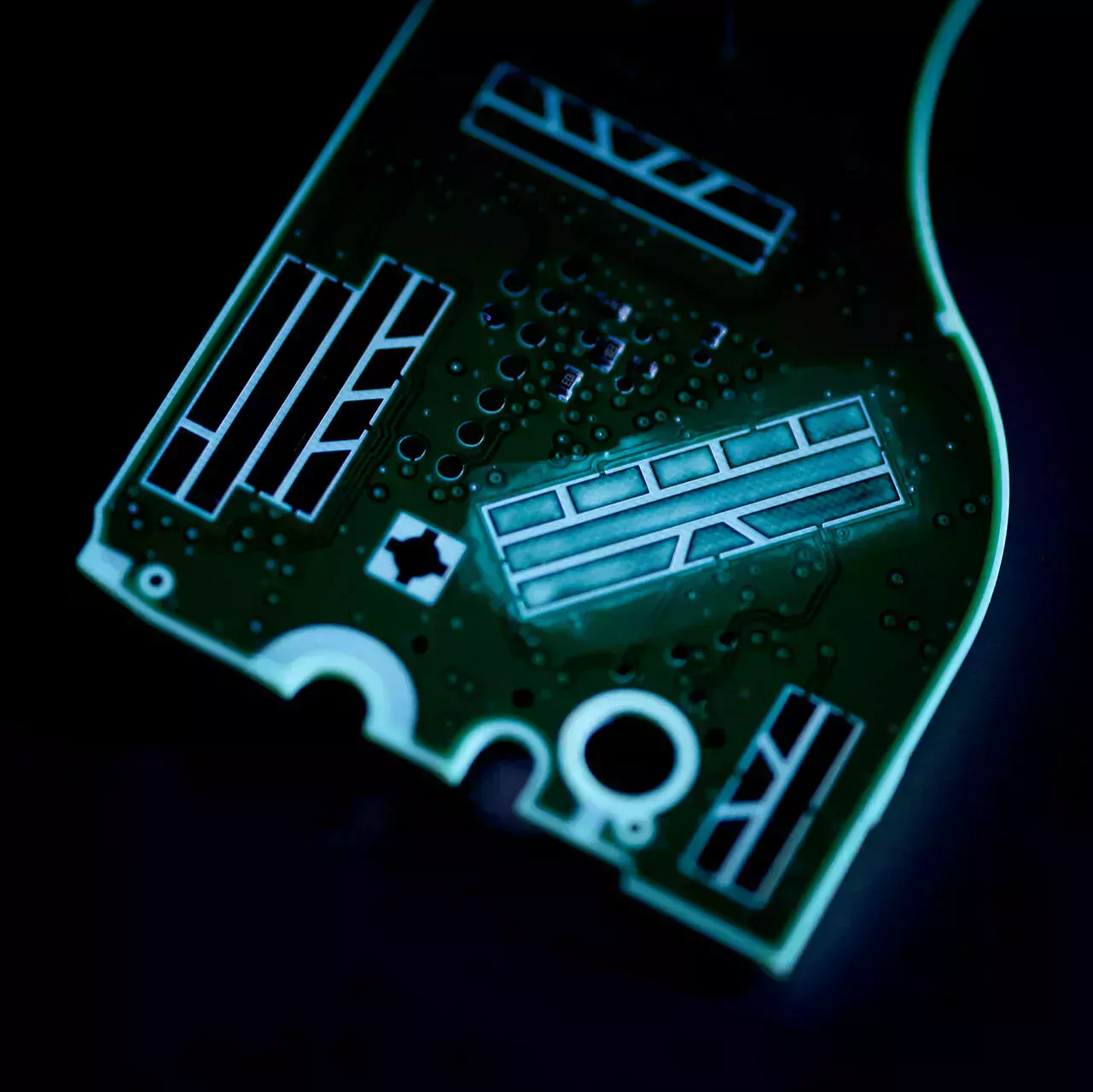 Película lubricante en la superficie del componente que brilla bajo la luz ultravioleta