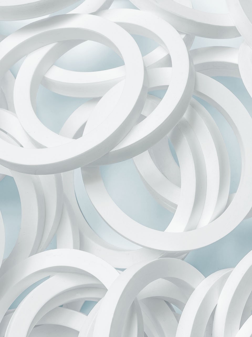 Muchas juntas tóricas blancas sobre fondo azul claro