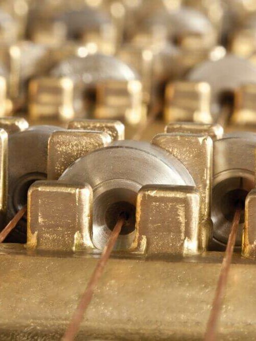 Primer plano de un polipasto de alambre de cobre