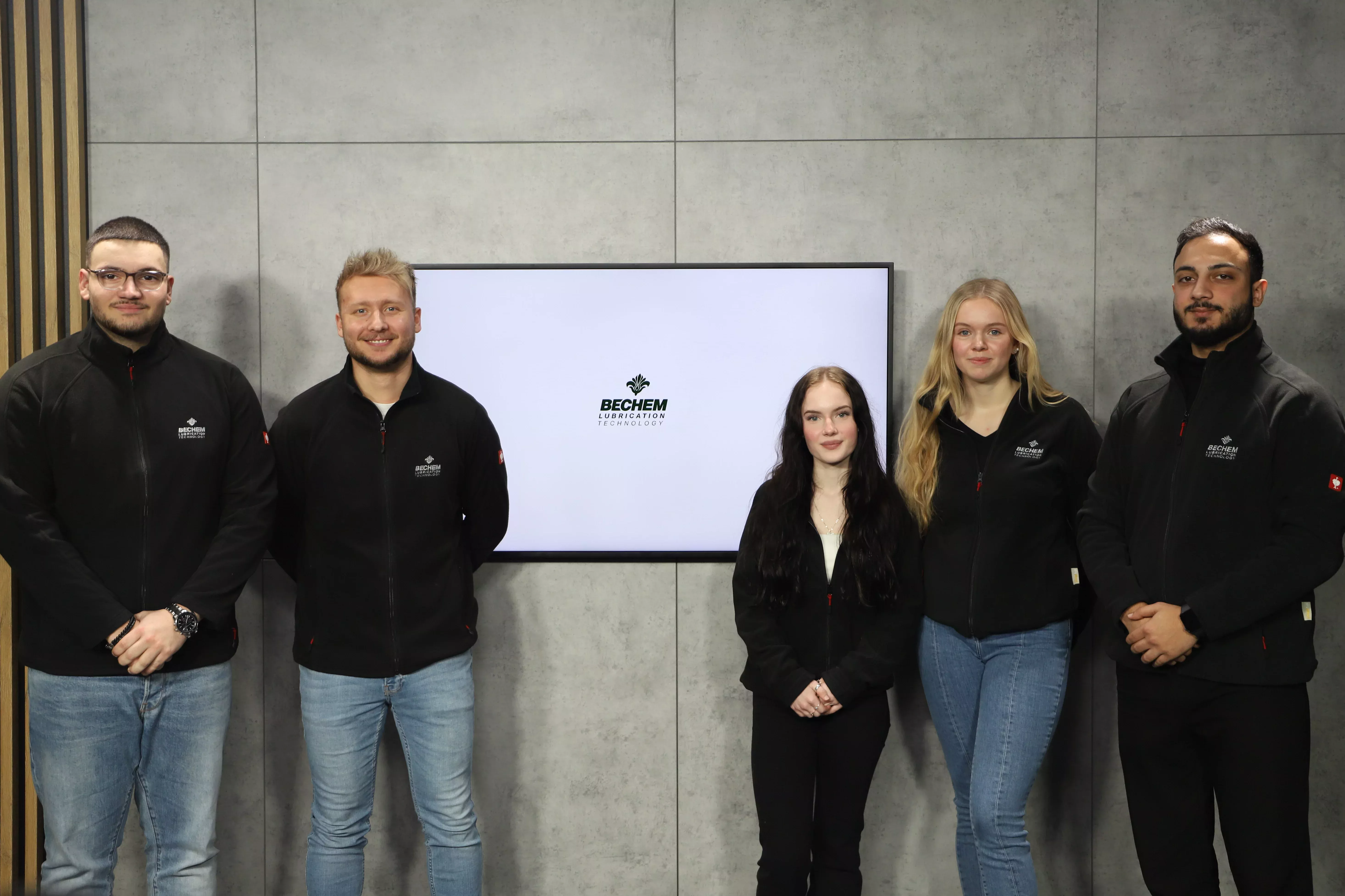 Cuatro personas se sitúan en el estudio de cine y presentan