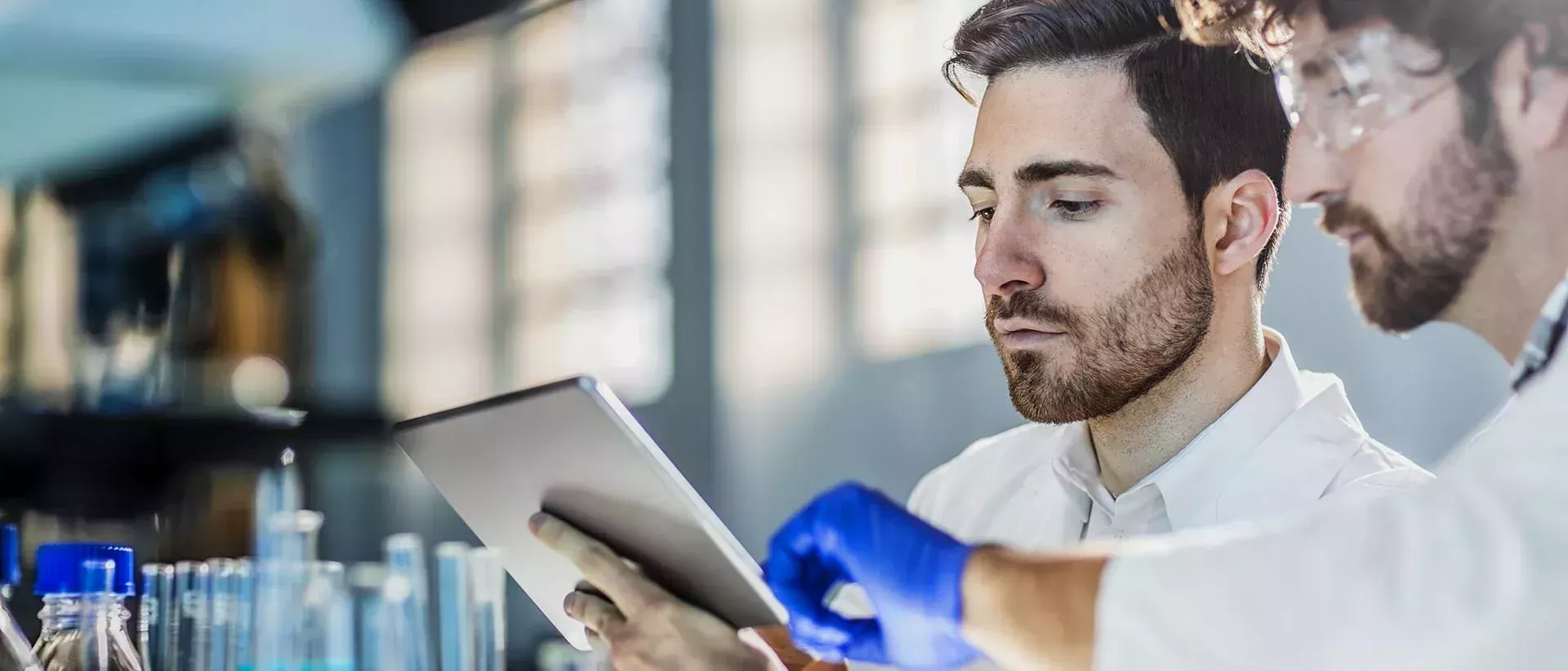 dos científicos realizan mediciones