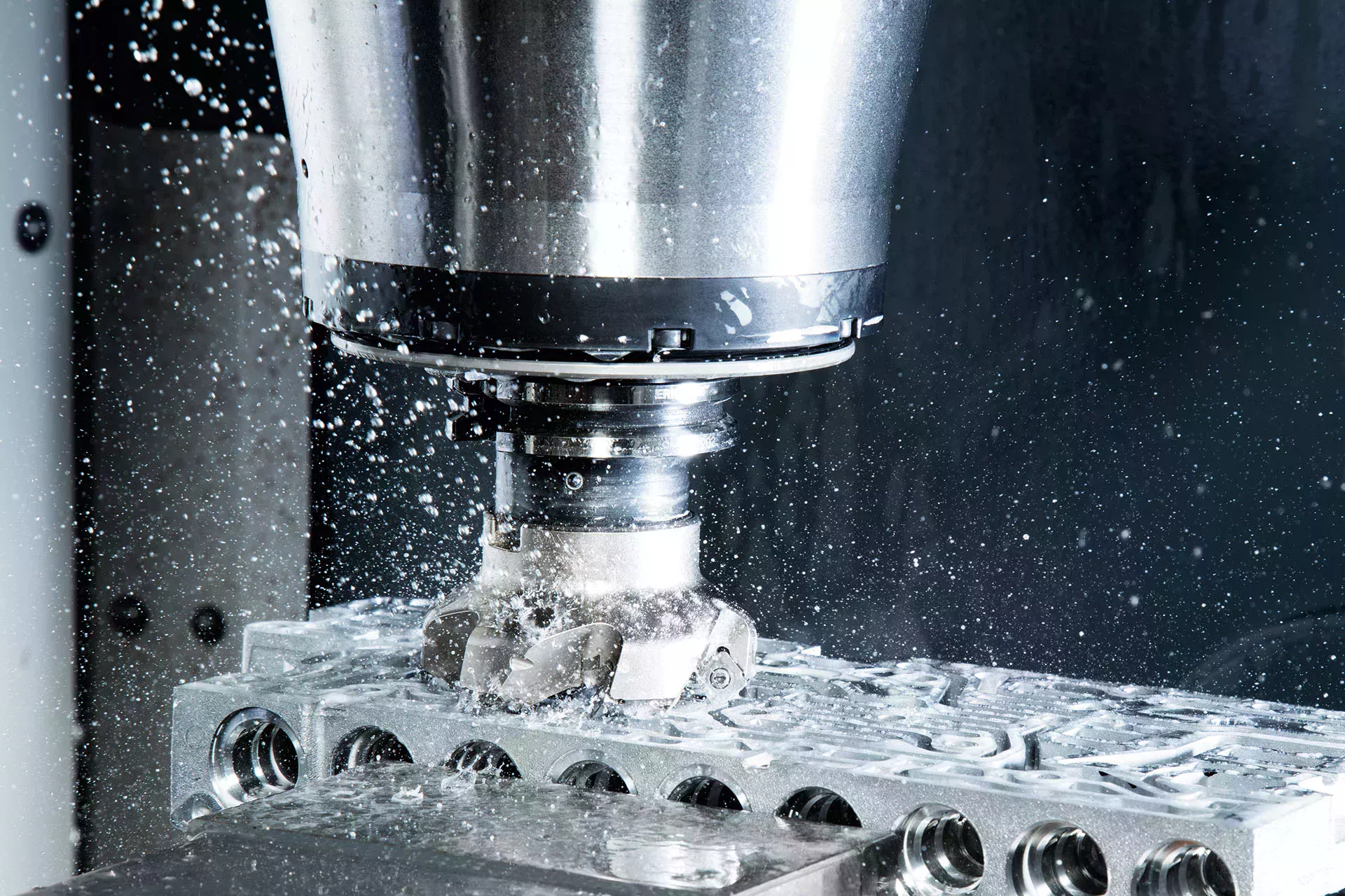 Fresa metálica con lubricante refrigerante