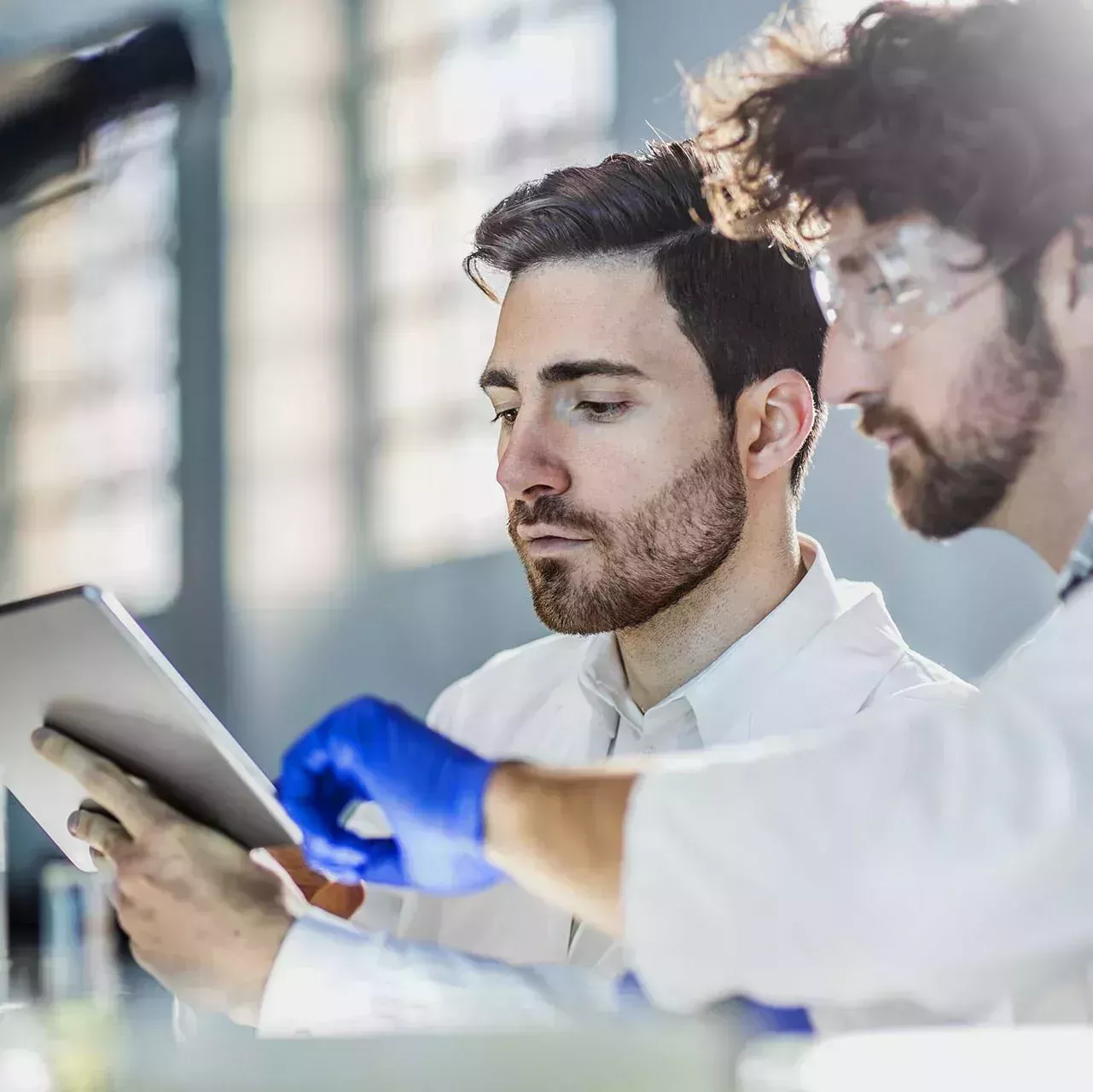 dos científicos realizan mediciones