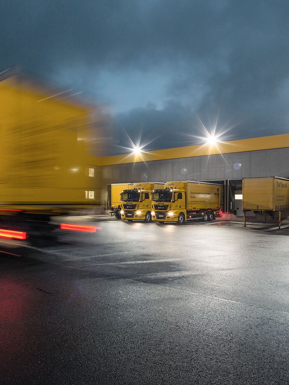 BECHEM Los camiones salen de logística.