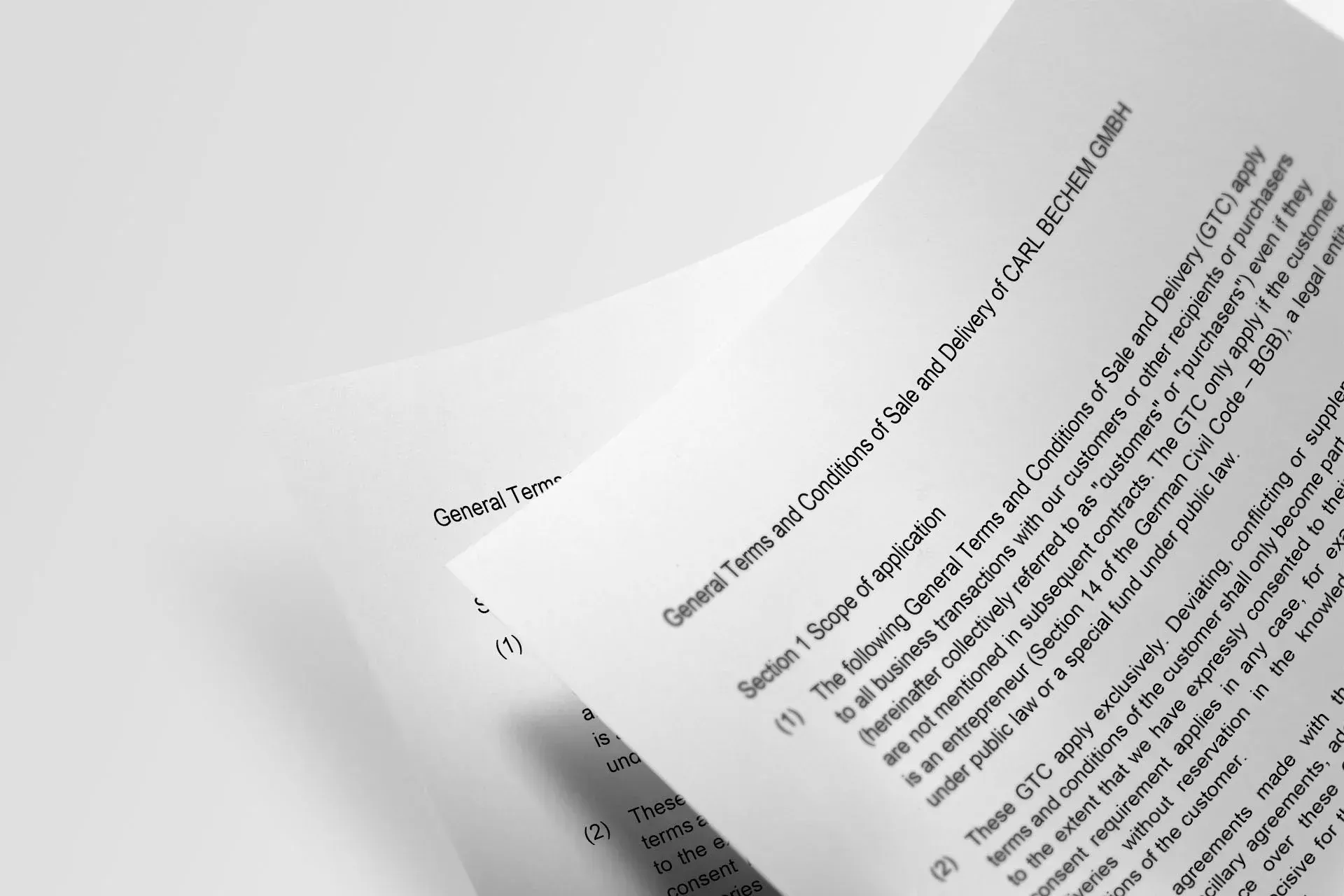 Dos hojas con documentos contractuales