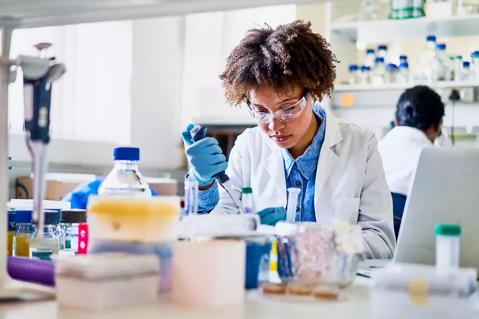 Mujer experimentando en el laboratorio