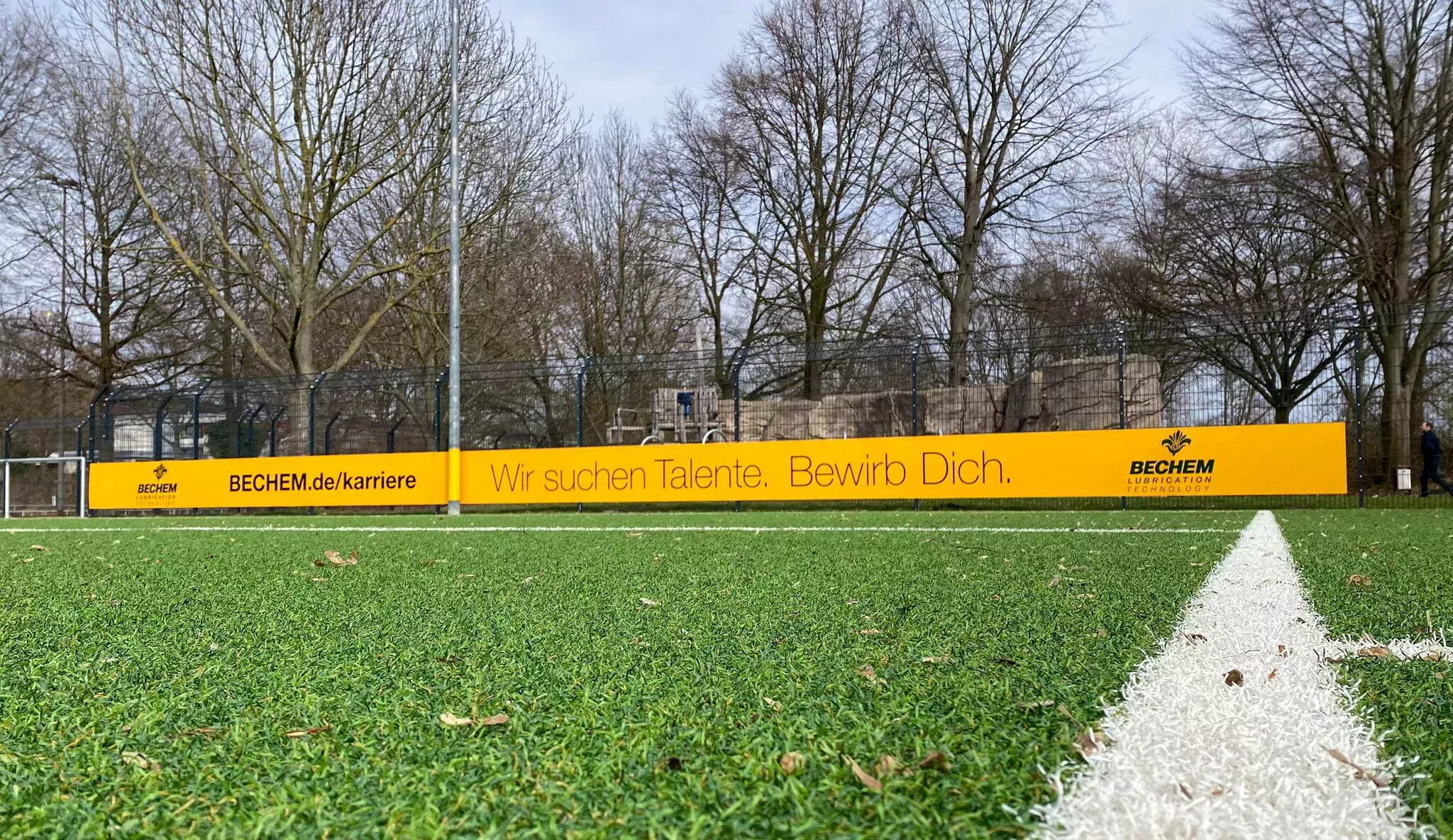 BECHEM Cinta publicitaria en el campo de fútbol